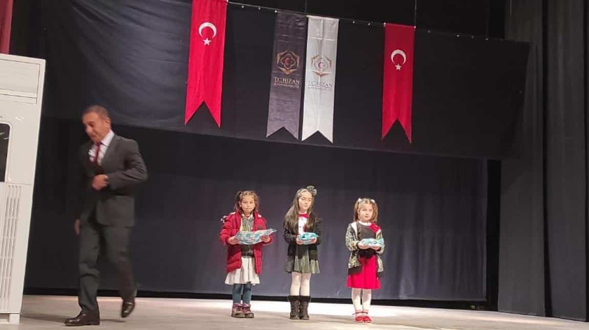 Okulumuz ilkokul 2. sınıf öğrencisi Gülnur Yılmaz 12 Mart istiklal Marşının kabulu konulu resim yarışmasında ilçe birincisi olmuştur.